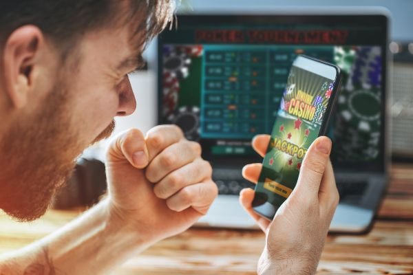 Pemain Indonesia menikmati slot online tuto12 menggunakan smartphone di rumah